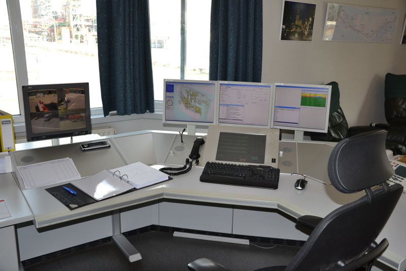 In control of the situation: Practice drill simulating a chemical accident at a Dow site in Terneuzen, Netherlands. Here, the collaboration of specially trained company firefighters with the public emergency response service is part of an elaborate process safety management system. (Picture: PROCESS)