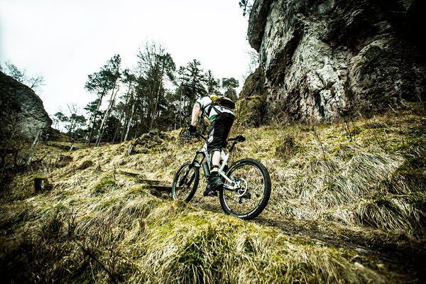 Ob Up- oder Down-Hill: Relo beschleunigt bis zu einer Maximalgeschwindigkeit von 25 km/h, solange der Fahrer in die Pedale tritt. (Bild: Relo)