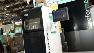 Weltpremiere: Auf der K 2013 präsentierte Arburg erstmals den Freeformer. In einer spektakulären Show symbolisierten sogenannte Kontorsionskünstlerinnen die Freiheit und Flexibilität, die das einzigartige System zur additiven Fertigung bietet. (Bild: Arburg)