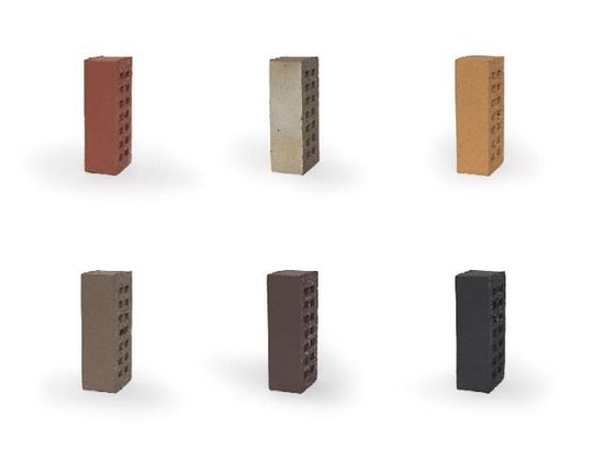 Für die Herstellung seiner Recycling-Klinker nutzt GIMA auch Sekundärrohstoffe anderer Hersteller. Eine Mustervariante mit Sägeschlamm der Firma Hofmann Naturstein wurde nun in sechs Farben vorgestellt. In Abstimmung mit Architektinnen und Architekten ist die Entwicklung weiterer Farbvarianten und Formate jederzeit möglich.(Bild:   Alexander Bernhard)