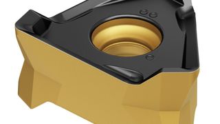 So sieht die besondere Wendeschneidplatte für den Coromill MS60 aus. Das Besondere ist laut Hersteller, dass sie für einen besonders gleichmäßigen Schnitt sorgt und man damit auch ins Werkstück eintauchen kann. Möglich mache das eine mehrachsige Presstechnik. (Bild: Sandvik Coromant)