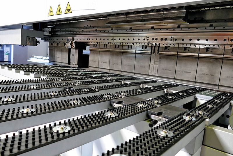 Das Maschinenkonzept der TruBend Center ermöglicht schon mit den Standardwerkzeugen eine große Format- und Formenvielfalt und das sowohl bei Aluminium- als auch bei Baustahl-Blechen bis 3 mm Blechdicke oder bei Edeslstahl-Blechen bis 2,2 mm. (Bild: Kuhn)