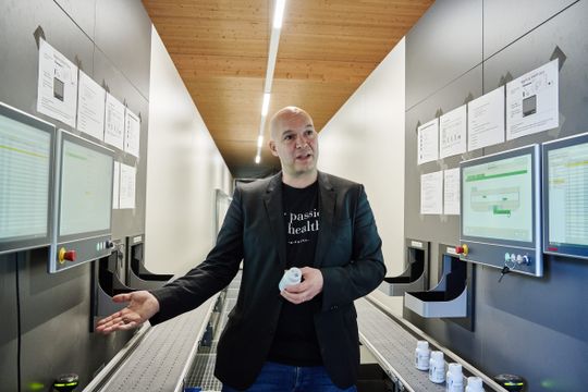 Stefan Klinglmair, COO von Biogena, zeigt das neue Kommissioniersystem "Knapp-Store".(Knapp/Niederwieser)