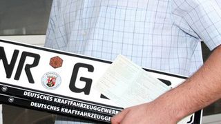 Das persönliche Anmelden in der Zulassungsstelle soll überflüssig werden und für das Autohaus zukünftig online möglich sein. An der Umsetzung der Forderung des Kfz-Gewerbes wird in Berlin gearbeitet. (Foto: ZDK)