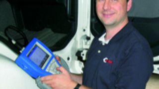 Nfz-Meister Christian Hierl schätzt die Handlichkeit und robuste Bauart seines Wabco-Diagnosetesters „Compact“.  (Foto: Dominsky)
