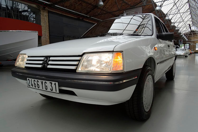Für 15.000 Euro gibt es derzeit den wohl ältesten (Fast-)Neuwagen Deutschlands zu kaufen. (Foto: Atelier Autohaus GmbH)