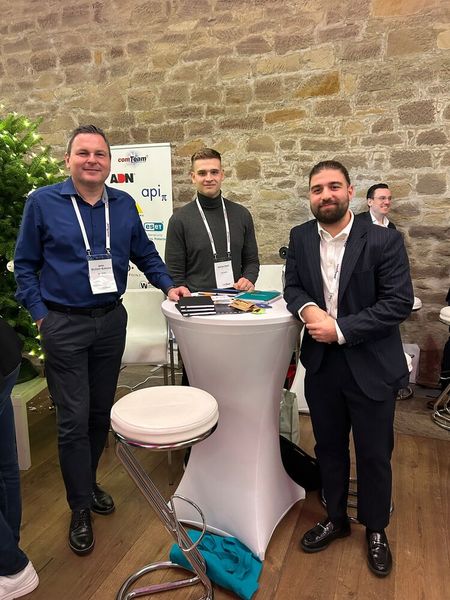 Auch (v. l.) Jens Richter-Bahnen, Adrian Waltl (beide Api) und Dogan Tiryaki (Kasperky) hatten einen der Aussteller-Tische.   (Bild: Vogel IT-Medien)
