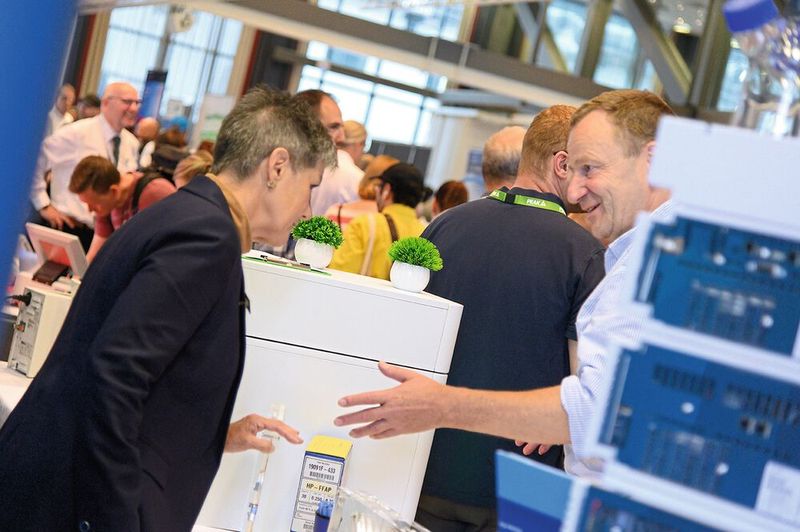 Der lockere und direkte Kontakt zu den Produktexperten an den Ständen ist ein weiterer Punkt, den viele Besucher der LAB-SUPPLY sehr schätzen.   Mehr Infos zu den kommenden LAB-SUPPLY-Messen finden Sie auf www.lab-supply.info (Bild: Stefan Stark)