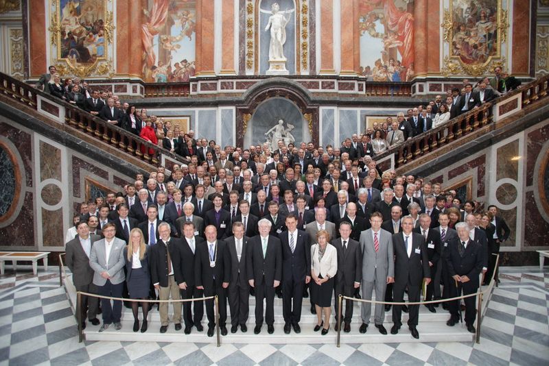 Die Teilnehmer des Staatsempfangs im Prunktreppenhaus des Schlosses Herrenchiemsee. (Bild: LKZ Prien)