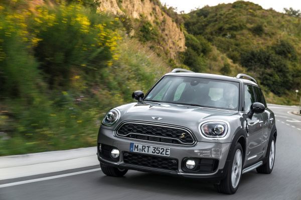 Der MINI Cooper S E Countryman ALL4 ist der erste Mini, bei dem ein Plug-in-Hybrid-Antrieb die Möglichkeit zu rein elektrischer und damit lokal emissionsfreier Mobilität eröffnet. (Mini)