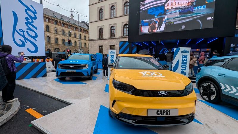 Ford zeigt in der Münchner Innenstadt neben seinen jungen vollelektrischen Pkw-Modellen erstmals auch den Ford Ranger MS-RT PHEV. (Bild: Mauritz – VCG)
