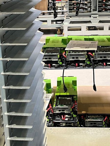 Bevor die Komponenten in das Chassis montiert werden, müssen diesen einbaufertig sein. Es entsteht ein Modulsystem, das erlaubt, 1.200 Server pro Woche zu fertigen.  (Bild: Ostler/Vogel IT-Medien GmbH)