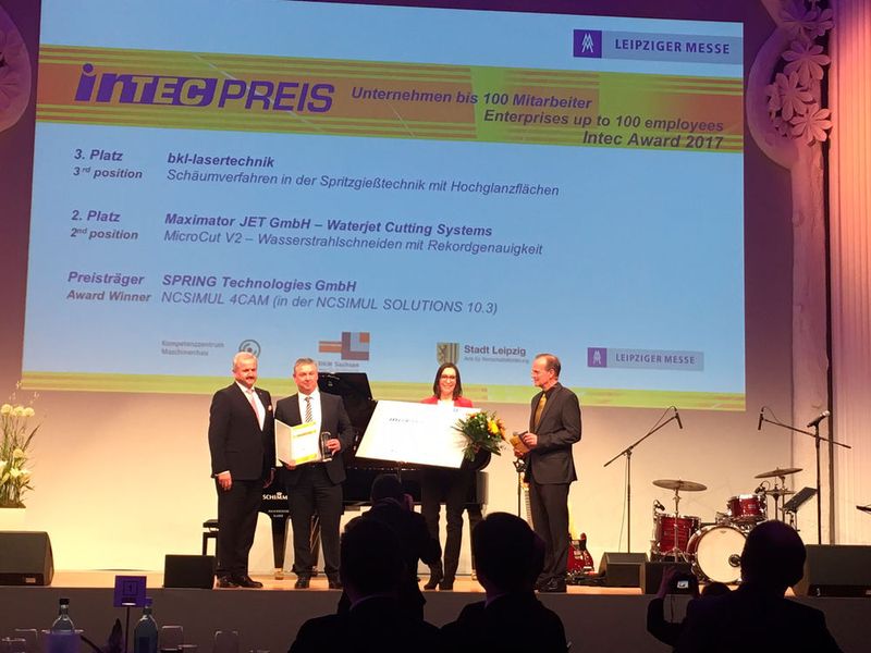 Im Rahmen der Messe-Gala am Abend des 7. März 2017 wurde der Preis für Unternehmen bis 100 Mitarbeiter von Prof. Dr. Reimund Neugebauer an Spring Technologies überreicht. (Spring Technologies)
