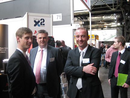 Adrian Hanslik mit seinen Kollegen von AEG Power Solutions GmbH (Archiv: Vogel Business Media)