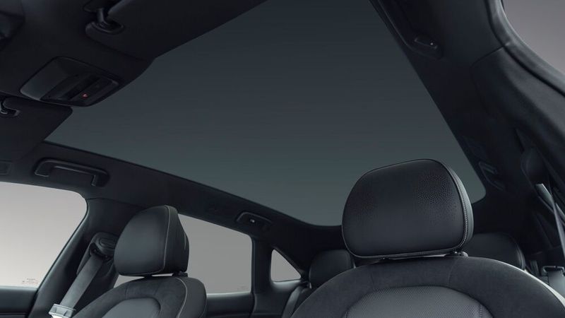 Das Glasdach spannt sich annähernd über die gesamte Dachfläche. (Bild: Zeekr)