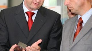 Cut-Metall-Chef Oliver Huther (links) im Gespräch mit Thüringens Ministerpräsident Dieter Althaus. Bild: Cut-Metall (Archiv: Vogel Business Media)