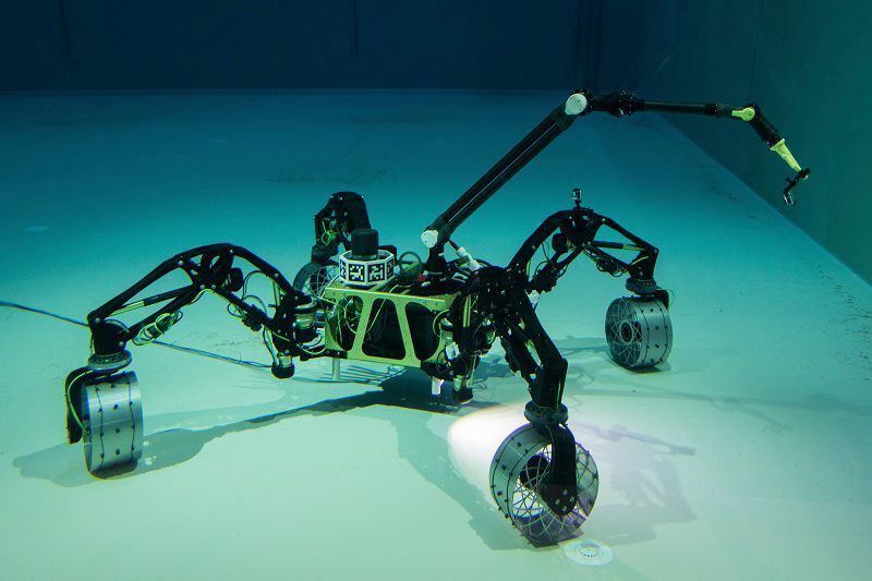 Die Roboter lassen sich auch für andere Extrem-Einsätze umrüsten, beispielsweise dem Einsatz in der Tiefsee. Hier ist der umgerüstete Rover auf dem Grund des großen Salzwasserbeckens der Maritimen Explorationshalle des DFKI: (DFKI)