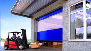 Windstabil, schnell und sicher: Das Schnelllauftor V 6030 SE verbindet die Flexibilität eines Innentores mit der Witterungsbeständigkeit eines Außentores. (Archiv: Vogel Business Media)