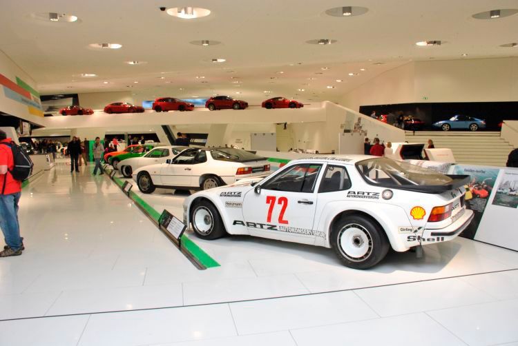 23 Fahrzeuge umfasst die Sonderausstellung „Die Transaxle-Ära“ im Porsche-Museum, die noch bis zum 16. Oktober andauert. (Foto: Dominsky)