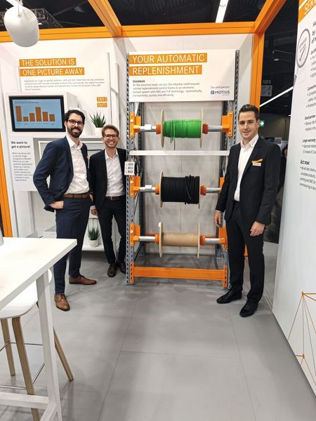 Bild 4: Unter der Leitung von Dominik Schmalzried (ganz rechts) entwickelten Manuel Richter und Dr. Patrick Olivan (v.l.n.r.) das „eKanban“ genannte System in enger Abstimmung mit dem Kunden weiter. (Bild: Lapp)