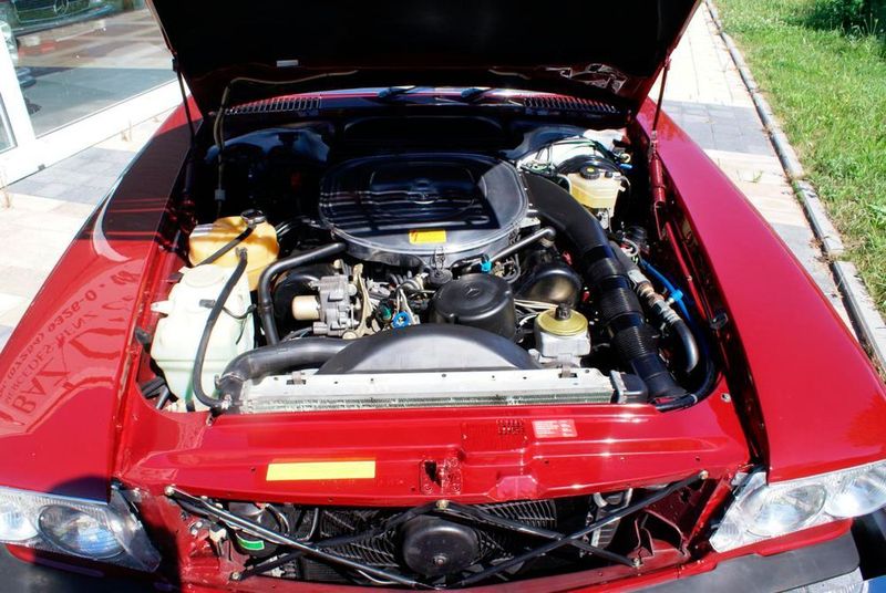 Unter der Haube des Roadster schnurrt ein 5,6 Liter großer 8-Zylinder. (Boz)