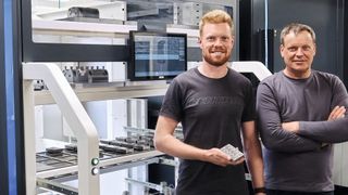 Jan Segers (re.) hat viele Jahre auf eigene Faust als CNC-Fräser gearbeitet. Zunächst mit einer, später mit zwei CNC-Fräsmaschinen. Es folgte eine CNC-Drehmaschine, an der heute hauptsächlich sein Sohn Wouter (li.) arbeitet. (Bild: BMO Automation BV)