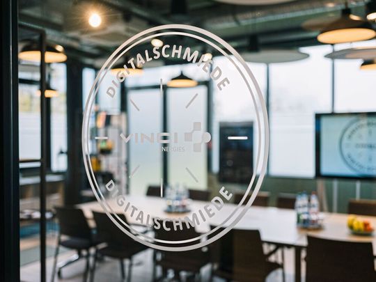 In der Digitalschmiede von Vinci Energies werden neben Workshops auch viele Projektbeispiele ausgestellt.(Bild:  Vinci Energies)