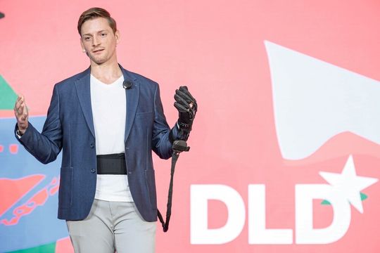 Benutzerfreundliches Design: MotionMate kann ohne fremde Hilfe angelegt und über eine Smartphone-App bedient werden (im Bild: Ryan Alicea, Co-founder und CEO bei Powered Orthotics.(Bild:  Philipp Guelland for DLD Hubert Burda Media)