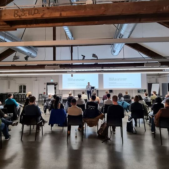 Konstantin Hopf stellt die aktuelle Studie vor Fachpublikum beim „Nuremberg Data Science & AI Meetup“ vor. Konstantin Hopf stellt die aktuelle Studie vor Fachpublikum beim „Nuremberg Data Science & AI Meetup“ vor.