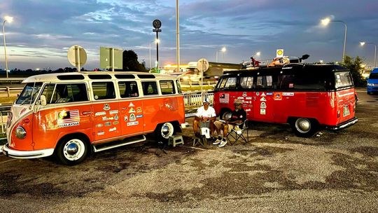 Start vor 60 Tagen in Malaysia: Muhammad Syahmi (rechts) und Muthiah Jeyakumaran von „Trip4Trees“ mit ihren VW Bussen „Suria“, Baujahr 1963, und „Chembozhi“, Baujahr 1960.(Bild:  Volkswagen)