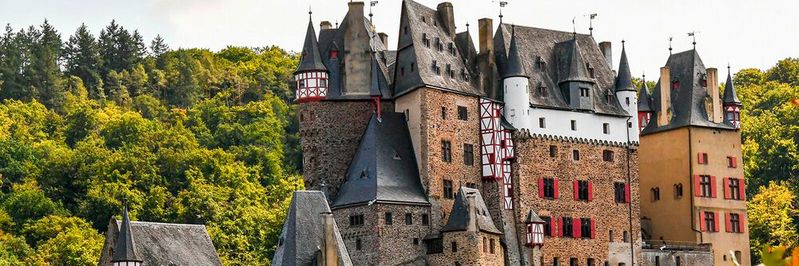 Die Hardware wirkt wie die Steinmauern, Zugbrücken und verstärkten Tore einer Festung. Software übernimmt die Rolle der Wächter.  (Bild:   / CC BY-SA )