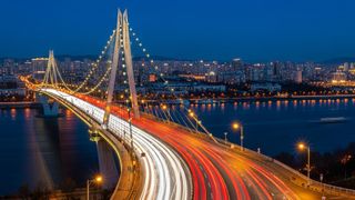 Der neue „Jiangyin-Jingjiang-Tunnel“ soll eine Brücke über den Jangtsekiang in der Provinz Jiangsu entlasten. Der sechsspurige Autobahntunnel ist 6,4 Kilometer lang und soll noch in diesem Jahr eingeweiht werden. (Bild: © malik – stock.adobe.com / KI-generiert)