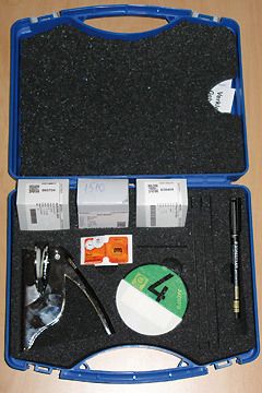 Ein „AU-Starterset“ enthält alle notwendigen Utensilien wie Prägezange, Binde- und Klebesiegel sowie Feinstaubplaketten. Erhältlich ist es bei den ausgebenden Stellen; von einigen Innungen erhalten Betriebe es kostenlos. (Archiv: Vogel Business Media)