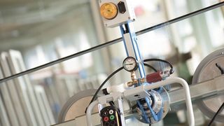 Die GIS-Krananlage mit Vakuumheber deckt den gesamten Bereich der Fenstermontage ab. (GIS)