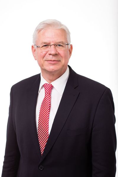 Branchenkenner Prof. Dr. Axel Herrmann, Technologievorstand des CFK Valley Stade, bestätigt die gute Entwicklung in puncto carbonfaserverstärkter Komponenten im Flugzeugbau: „Pro Monat verarbeiten die Unternehmen in Stade dank eines mittlerweile hohen Automatisierungsnieveaus rund 55 t CFK.“  (F. Jasper)