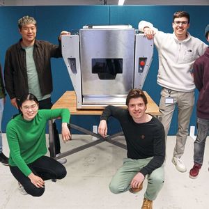 Das Eigenblue-Team mit dem eigenScan (v.l.n.r.): Ata Keşfeden, Shiyue Liu, Qiao Qiao, Johannes Zimmerer, Raphael Joppi und Tizian Unkauf.(Bild:  Eigenblue GmbH)