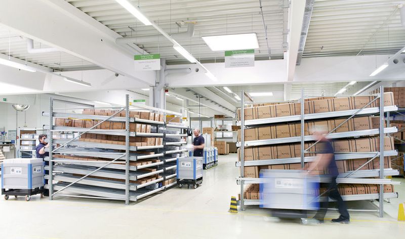 Die geprüfte und verpackte Ware kommt kundenneutral in Stückgut-Durchlaufregale. (Bito)