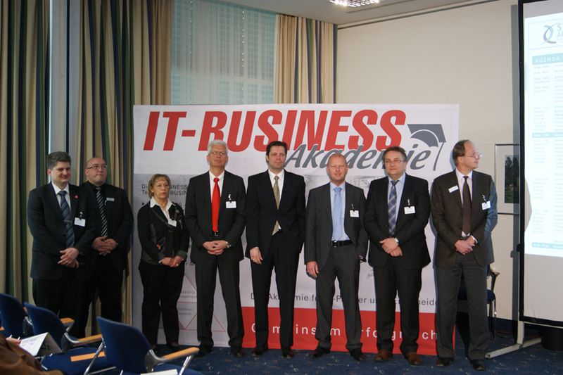 Die Referenten des Vormittags stellen sich bei den Teilnehmern vor. (Archiv: Vogel Business Media)