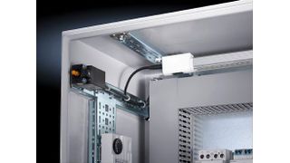 Die Innenausbauschiene verfügt über zwei Systemlochreihen und schafft zusätzliche Montagefläche für z. B. Chassis, Schaltschrankleuchten, Türpositionsschalter und für vieles mehr. (Rittal)