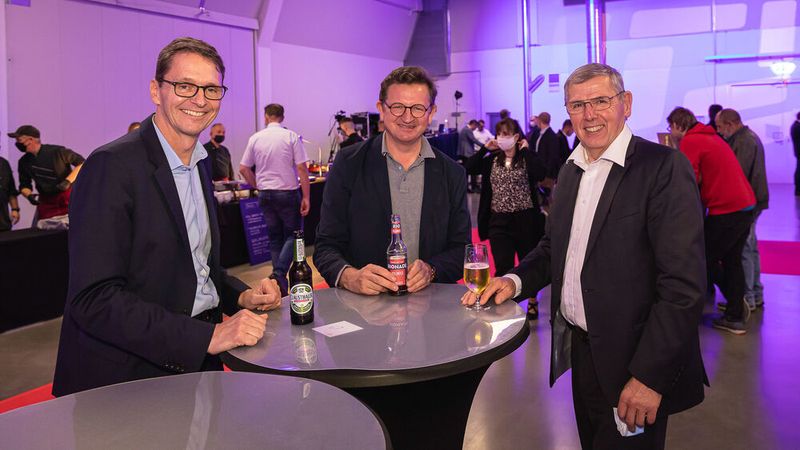 Unter den Gästen waren unter anderem der Geschäftsführer des Verbandes des Kraftfahrzeuggewerbes Hessen, Joachim Kuhn (li), der Vorsitzende der Bundesfachgruppe Freie Werkstätten des ZDK, Stefan Vorbeck, und als Vertreter der Fachgruppe Freie Werkstätten des Verbandes des Kraftfahrzeuggewerbes Bayern, Johann Bader. (Stefan Bausewein)