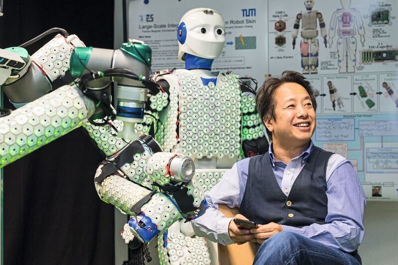 Am Lehrstuhl für Kognitive Systeme entwickelt Gordon Cheng mit seinem Team künstliche Haut für humanoide Roboter und menschenähnliche Maschinen, die taktile Rückmeldung bei Annäherung und Berührung gibt.  (Astrid Eckert / TUM)