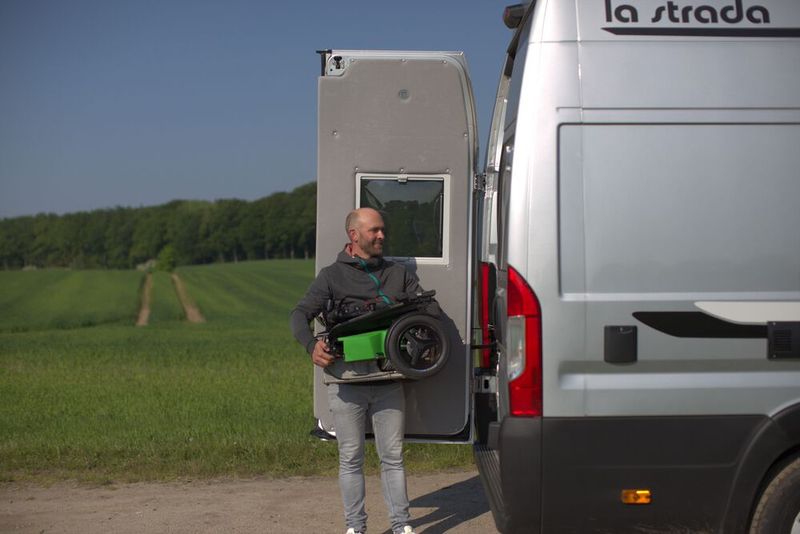 „Von der Qualität und der Angebotsvielfalt her sind wir mit ACE sehr zufrieden. Dies nicht zuletzt, weil wir mit dem neuen scuddy Premium V2 noch gezielter individuelle Wünsche erfüllen können und der Fahrkomfort seitens der Kundschaft gelobt wird.“ Dipl.-Ing. (FH) Tim Ascheberg, M.A., scuddy Miterfinder und Mitbegründer, CEO, Scuddy GmbH & Co. KG (Bild: Scuddy)