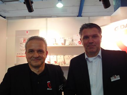 Uwe Rehwald und Hubert Schepers, G Data Software, verlosten wieder eine Vespa. (Archiv: Vogel Business Media)