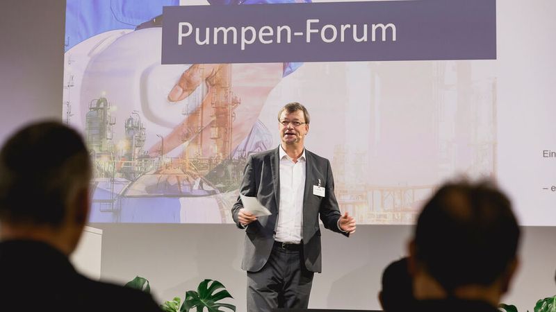 Process-Chefredakteur Dr. Jörg Kempf eröffnet das Pumpen-Forum mit einer Begrüßung und einem kurzen Ausblick zum Tag. (Bild: Stefan Bausewein)