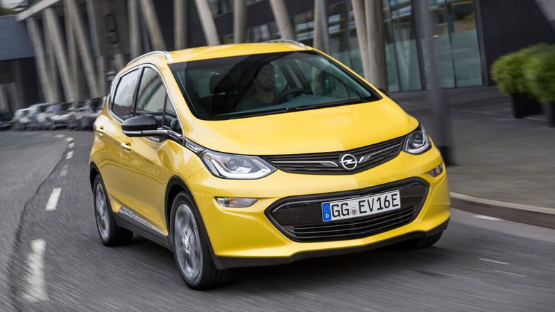 Der „Opel Ampera-E“ debütierte auf dem Pariser Autosalon 2016 mit einer Reichweite von 423 Kilometern (WLTP). Er basiert auf dem Chevrolet Bolt. 2021 lief er bereits wieder aus.  (Bild: Opel / Stellantis)