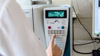 Abb.2: Viele Laborbereiche verschiedener Branchen arbeiten im regulierten Umfeld, weswegen dort eingesetzte Instrumente regelmäßig qualifiziert werden müssen (Bild: AnaTox GmbH & Co. KG / pixabay.com)