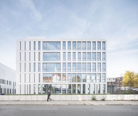 Die Fassade besteht aus fünf Elementtypen aus Glasfaserbeton, die unterschiedlich kombiniert sind und auf funktionale, programmatische sowie klimatische Anforderungen reagieren. (Bild:  ©Werner Huthmacher)