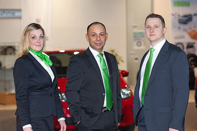 Dem neuen Skoda-Verkaufsleiter Tim Cohrs stehen drei fachkundige Verkaufsberater zur Seite: (v.li.) Lina Heesch, Antonio Lopez und Thilo Matheis. (Foto: Volkswagen Automobile Hamburg)