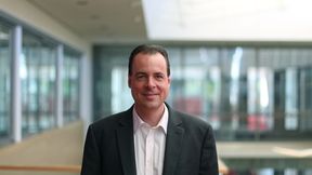 Dr.-Ing. Holger Flatt: „Die gemeinsam von Fraunhofer und Imago Technologies entwickelte Innovation kombiniert KI-basierte Echtzeitlokalisierung mit dem offenen Ortungsstandard Omlox, um Personen-, Material- und Prozessflüsse in Produktions- und Logistikumgebungen zu visualisieren. So lassen sich industrielle Abläufe vereinfachen und optimieren.“ (Bild: Fraunhofer IOSB-INA)