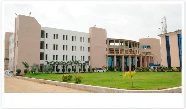 Bhubaneswar war einer der Spitzenreiter im Wettbewerb des indischen Ministeriums für Stadtentwicklung. Die Smart-City-Projekte der Hochschuldtadt (im Bild das Institute of Management & Information Science IMIS) konzentrieren sich auf E-Governance, Abfall-, Wasser- und Energiemanagement, urbane Mobilität sowie Gesundheit und Bildung. Juniper Research hat Bhubaneswar als eine der besten intelligenten Städte der Welt eingestuft. Die Stadt wurde bei den National Planning Excellence and Achievement Awards 2016 der American Planning Association ausgezeichnet. Um den Verkehrsfluss zu verbessern, überarbeitete man unter anderem die Steuerung der Ampanlagen, installierte Videokameras und nutzt Simulations- und Modellierungssoftware für die Optimierung der Verkehrsströme. Die Stadt führte außerdem App-basierte Parkdienste ein. (gemeinfrei)